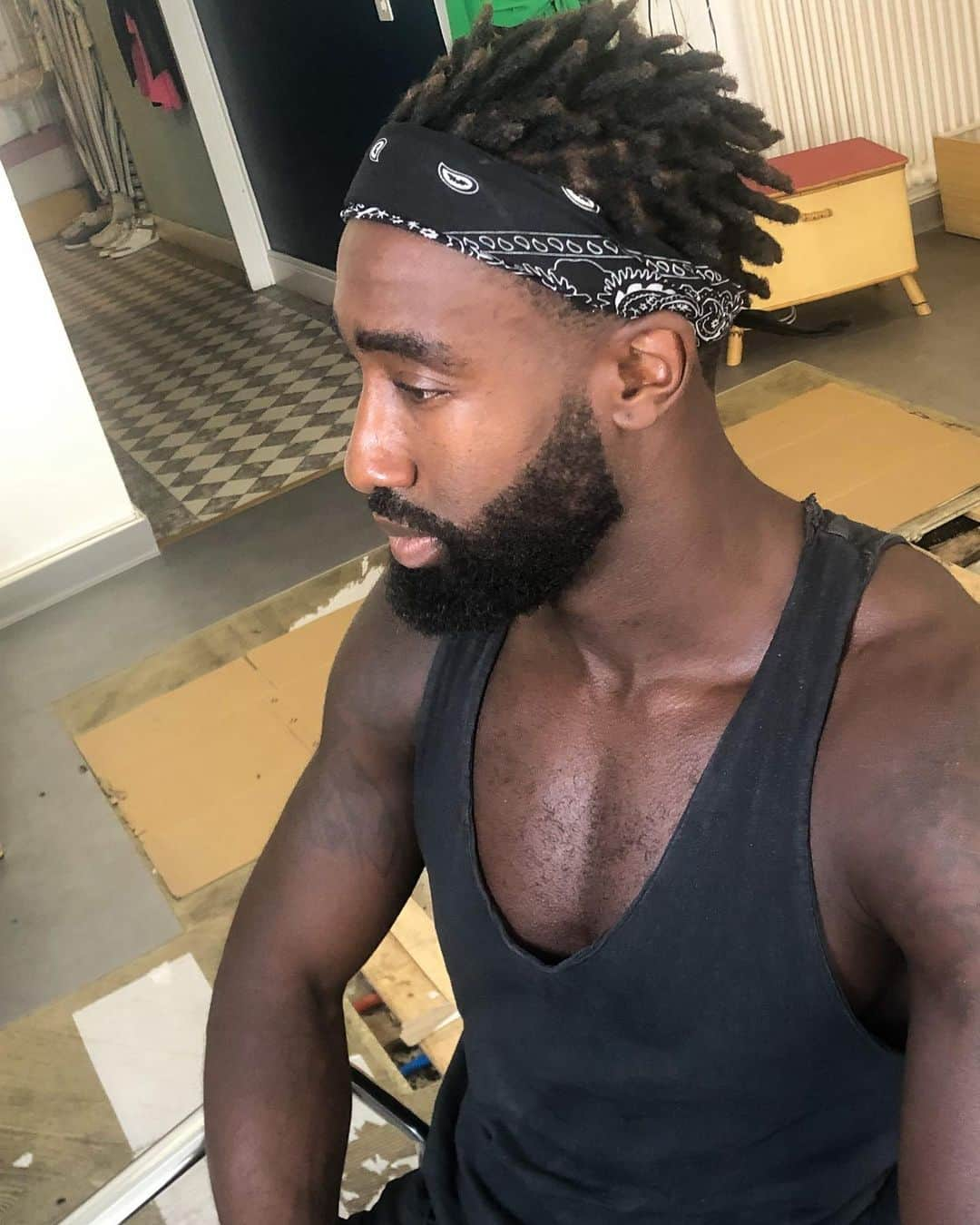 ヨハン・ジュルーのインスタグラム：「⚠️ New hairstyle alert ⚠️  I started my dreadlocks journey a while back , let’s see how fast they will grow and most importantly how long I will keep them on my head.🤔  Thanks to my guy @dreadz_barber for the great work. #hairstyle #dreadlocks #dreadsgang #locs #lavieilfautlavivre」