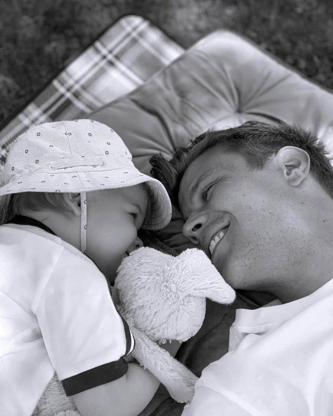 リアノン・ランゲラック（ミッチェル・ランゲラックの妻）のインスタグラム：「Happy Birthday my love @mitchlangerak 🥳 It doesn’t take much to see you’re Santi’s most favorite person in the world! Have a wonderful day. We love you so much 👑❤️」