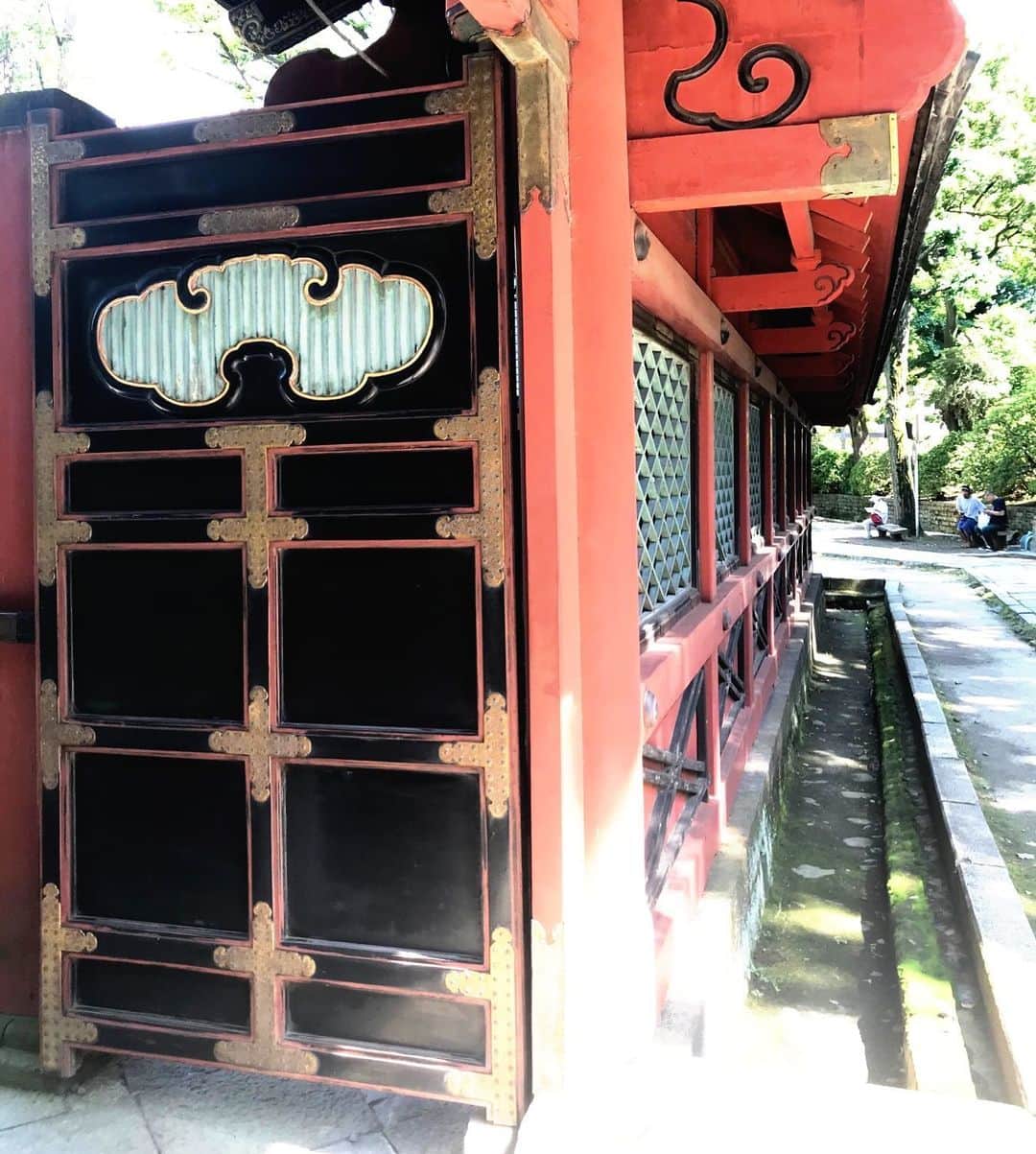 hotelgraphynezuさんのインスタグラム写真 - (hotelgraphynezuInstagram)「根津神社。⁠⠀ 2020年の夏。⛩️⁠⠀ 【中間】⁠⠀ ーーーーーーーーーーーーーーーーーーーーーーーー⁠⠀ Nezu Shrine, summer 2020.　⛩️⁠⠀ "The intermediary"⁠⠀ ーーーーーーーーーーーーーーーーーーーーーーーー⁠⠀ #hotelgraphynezu⁠⠀ #ホテルグラフィー根津⁠⠀ #tokyowalk#yanaka#taitoku#ueno#shrine#tokyolife#tokyojapan#tokyotrip2020#japantrip2020#asiatrip#lifeintokyo#nezushrine#tokyophoto⁠⠀ #東京散歩#東京ライフ#東京生活#東京観光#台東区#上野#谷根千#根津#谷中#下町#根津神社#お願い#仏教#赤#夏2020⁠⠀」8月22日 18時45分 - hotelgraphy_nezu