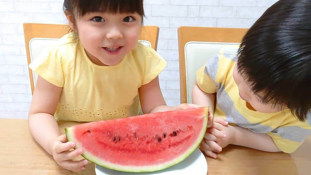 加藤柚凪さんのインスタグラム写真 - (加藤柚凪Instagram)「スイカ🍉のおやつ🥰甘くてと〜ってもおいしかったぁ😻❤️シャリッ🎵シャリッ🎵っていい音がしました🤣✨ 皮は食べないでって言ったのに、やっぴー白いとこまで食べちゃった😨  #スイカ #おやつ #加藤柚凪 #加藤矢紘」8月22日 18時46分 - yuzuna_nagase