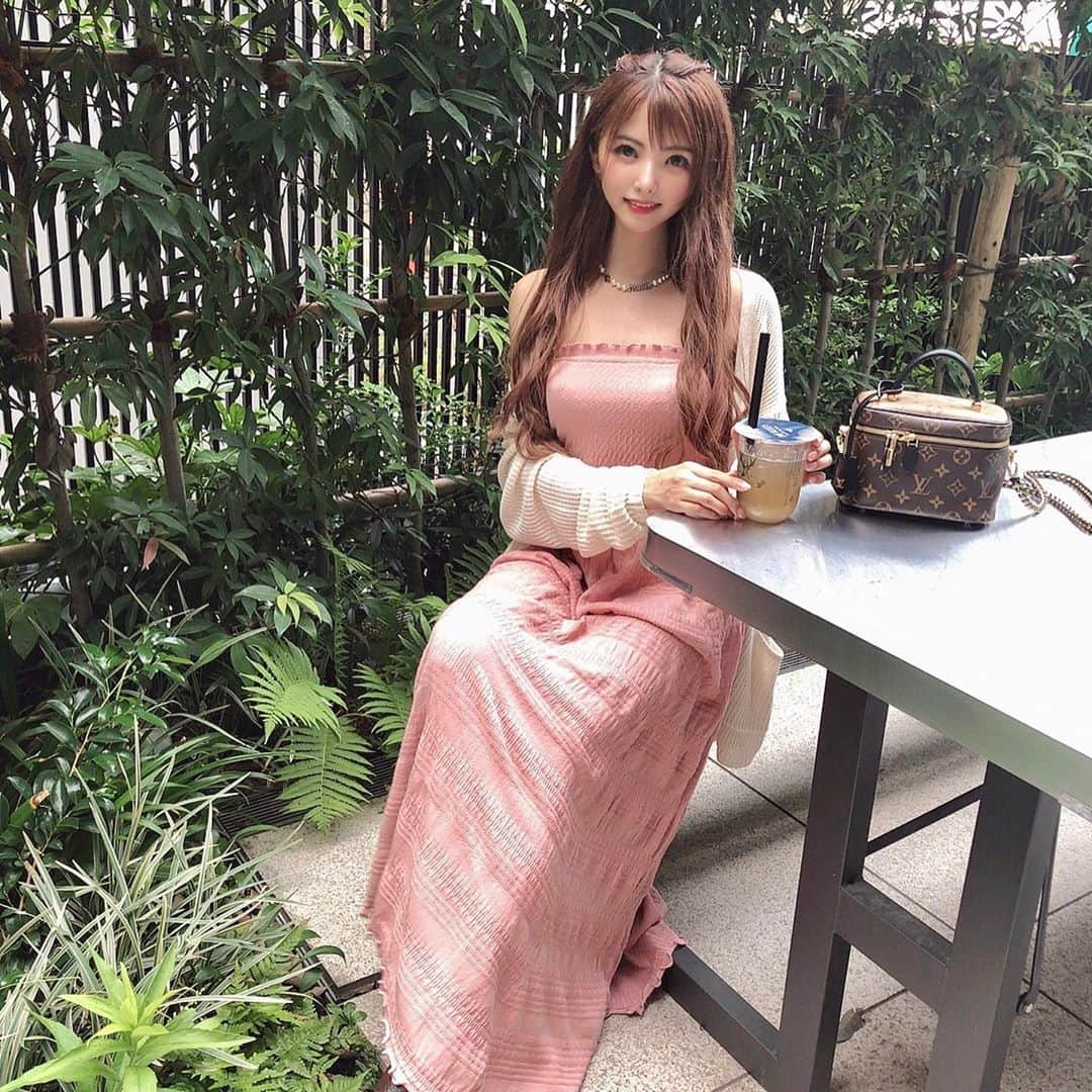 岡田栞奈のインスタグラム：「緑に囲まれたい気分🌱  都心でもちょっと歩けば 緑いっぱいの場所あるから 最近は歩いて探索するのが 大好き😳💗 #原宿 #カフェ #カフェ巡り #cafe #harajuku」