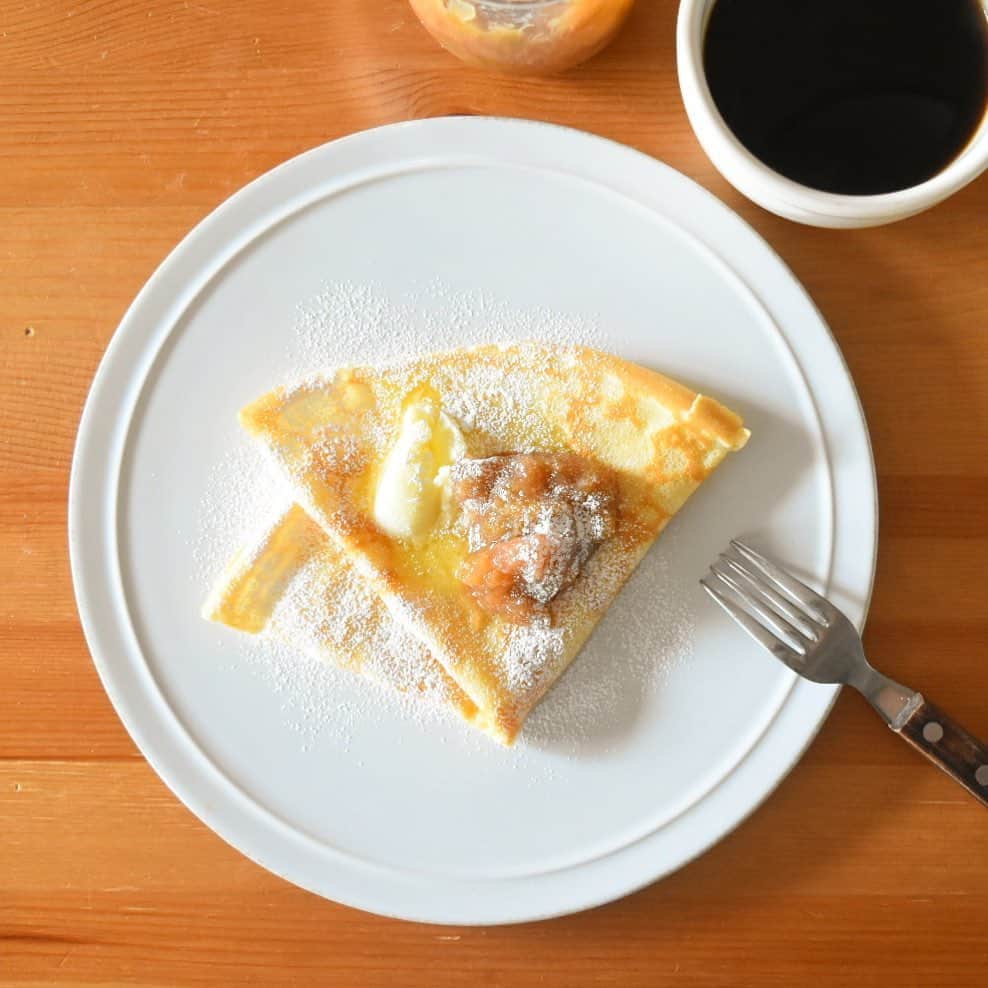 山崎佳のインスタグラム：「Today’s breakfast. 発酵バターとルバーブジャムのクレープ。 ルバーブは結局全部ジャムにした。ルバーブパイとか作りたかったけど、時間なかったな。 クレープパンは本当に買ってよかった！家で食べる程度なら普通のフライパンで全然大丈夫だと思うけど、それ専用に作られた道具っていうのが非常にときめくんだよね…。」