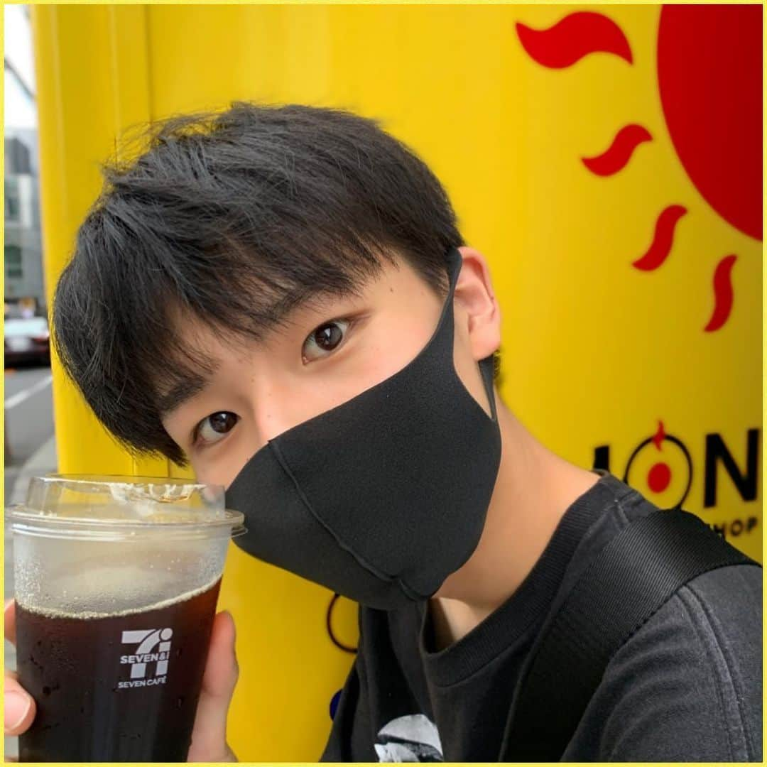 ぴろPIROさんのインスタグラム写真 - (ぴろPIROInstagram)「「1口飲む？」﻿ 「한입 마실래?」﻿ ﻿ 最近コンビニのコーヒーの買い方覚えたのでデートの誘い待ってます🥰﻿ 요즘 편의점에서  커피를 사는 방법 배웠으니까 데이트 하자🥰﻿ ﻿ #セブンイレブン #세븐일레븐 ﻿ #デート #シュミレーション ﻿ #予行練習 #妄想恋愛﻿ #日本 #일본 #japan」8月22日 18時51分 - happyellow0219