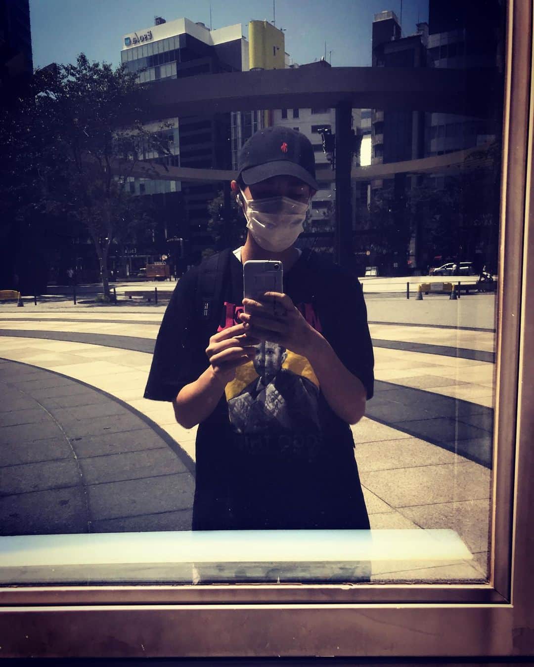 のインスタグラム：「今日も暑い暑い。異常事態。とある人に教えて貰ったイオンポカリが手放せない日々。細心の注意を払いながら毎日お稽古やっております。#大好きなお母さんへ　#冷蔵庫のうえの人生」