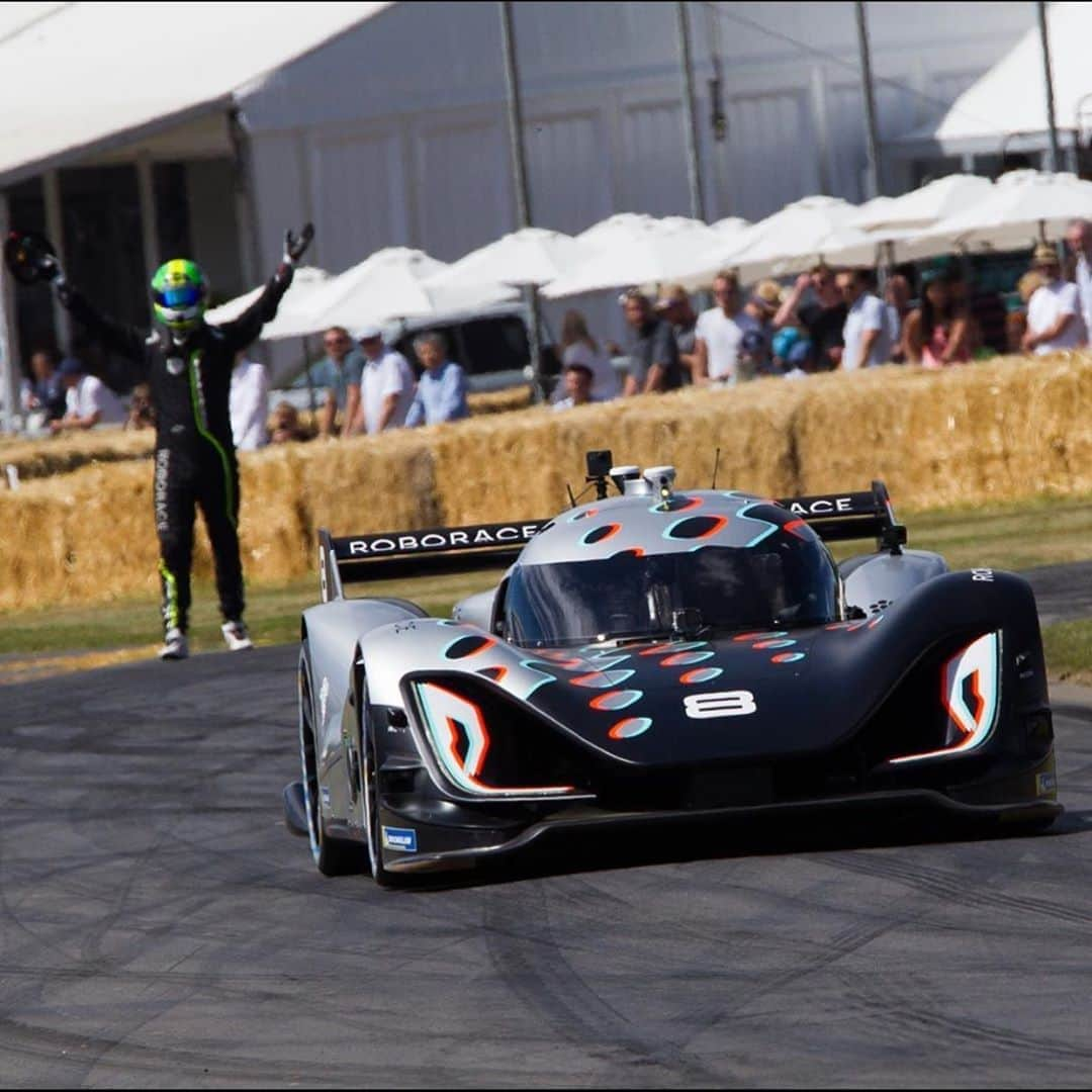 ルーカス・ディ・グラッシさんのインスタグラム写真 - (ルーカス・ディ・グラッシInstagram)「Future relationships: You break up with your car. He leaves you and drive autonomous to someone else. (@roborace @fosgoodwood 2019) —- #race #motorsport #goodwoodfos #driverless #autonomous #ev #future #techmology #roborace」8月22日 17時24分 - lucasdigrassi