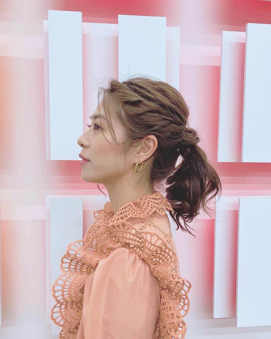 わちみなみのインスタグラム：「ヘアセットはメグさん かわいい☺︎☺︎ @meg_kodama   👗@saaageboutique   #ヘアセット　#ヘアアレンジ #アップヘア #わちみなみ　#リトルソルト渋谷　#リトルソルト」