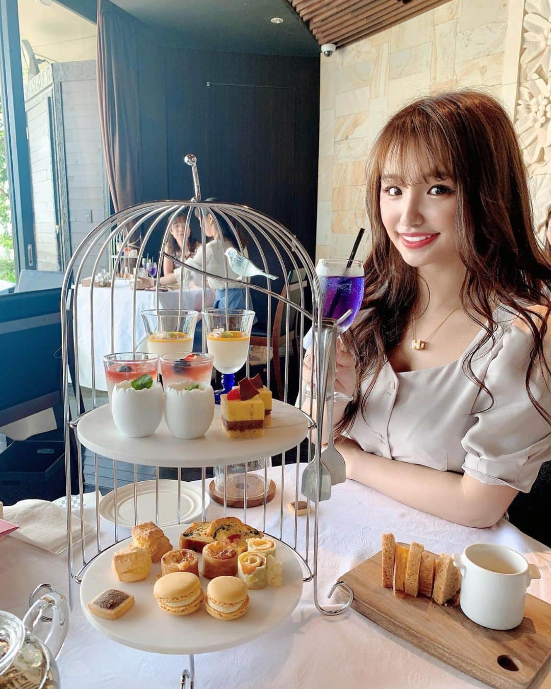 のインスタグラム：「📍THE LEGIAN TOKYO 💫HIGH TEA SET 幸せアフタヌーンティーたべてきた🤤 フレンチアフタヌーンティーは初めての体験でとても美味しかった💕  ちぇりぐらむin Tokyo.」