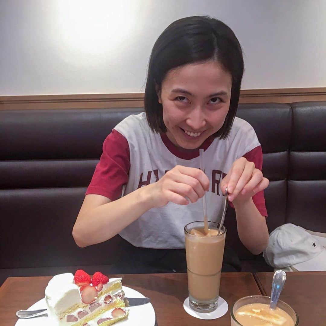 平川はる香さんのインスタグラム写真 - (平川はる香Instagram)「. 週2はさすがに行きすぎかと思うね🤔 . 今週はなかなか充実した1週間でした！ 良い週末を🍿 . . . #ハーブスはロイヤルミルクティ屋さん #ハーブス#夏いちごのショートケーキ」8月22日 17時35分 - hirakawaparuka