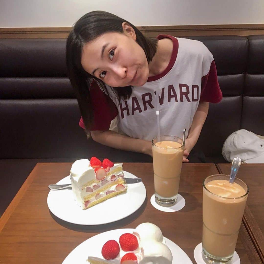 平川はる香のインスタグラム：「. 週2はさすがに行きすぎかと思うね🤔 . 今週はなかなか充実した1週間でした！ 良い週末を🍿 . . . #ハーブスはロイヤルミルクティ屋さん #ハーブス#夏いちごのショートケーキ」
