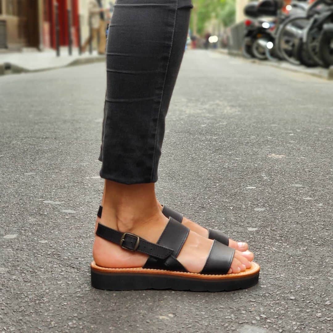 のインスタグラム：「Retour en ville 🖤 Modèle Taizé et sa semelle vibram. Légèreté et confort assuré   #madetolast #confortshoes #minimalism #backtoparis #iloveparis #iloveshoes #labottegardiane #sandales  #modedurable #modeethique #consommerautrement #consommermieux #savoirfairefrançais #consommerresponsable #savoirfaire #localproduct #leathersandal #frenchheritage #frenchworkshop  #parisconcert #simpleisbeautiful #chaussures #labelepv」