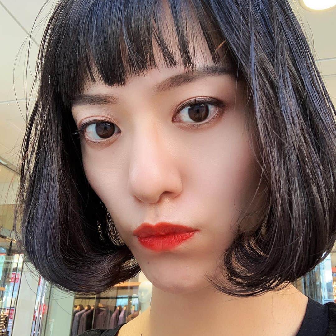 小板奈央美のインスタグラム：「ついに、こいたチャンは、ボブへと進化した！ ・ ・ もうちょい伸ばしてから、一気にベリショにしたい❤️ ・ ・ #願望 #ガン飛ばしてる訳ではない  #アンニュイ #目指してます」