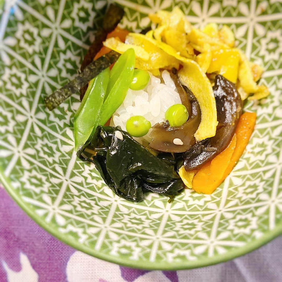 裕木奈江さんのインスタグラム写真 - (裕木奈江Instagram)「夏はお酢の味が美味しく感じます(^^) 錦糸卵、キノコ、ワカメ、人参、きぬさやの五目チラシ。  #summersushi #sushi#homestylesushi #chirashizushi #vegetarian #vegetariansushi」8月22日 17時52分 - nae_yuuki