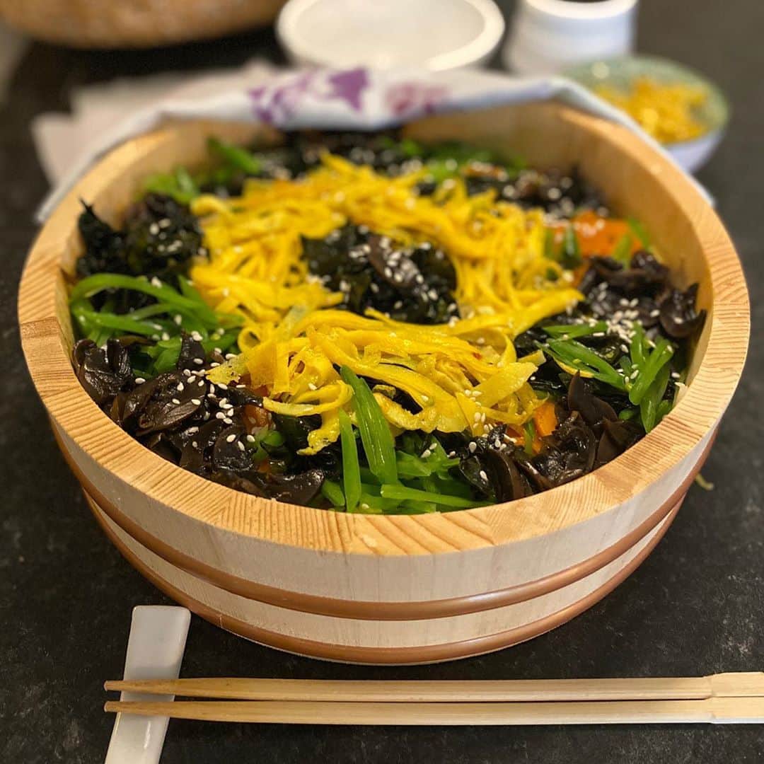 のインスタグラム：「夏はお酢の味が美味しく感じます(^^) 錦糸卵、キノコ、ワカメ、人参、きぬさやの五目チラシ。  #summersushi #sushi#homestylesushi #chirashizushi #vegetarian #vegetariansushi」
