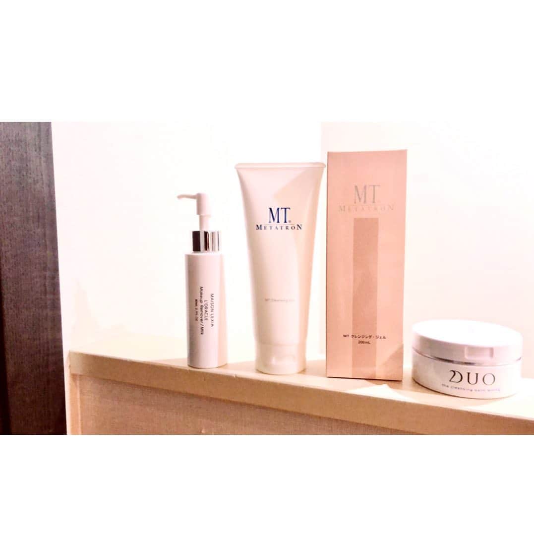 東なつ紀のインスタグラム：「ずっと使ってみたかった MTのメイク落としも買ってみた♡  これで今月メイク落とし買うの 3つ目やけど平日ほぼメイクせんから 全然使ってない🥺 #メタトロン  #メゾンレクシア #duo #メイク落とし #愛用スキンケア  メゾンレクシアは愛用し始めて地味に４年が経ったからランクが最高位になってる💓なんだかんだ1番好きやな〜」