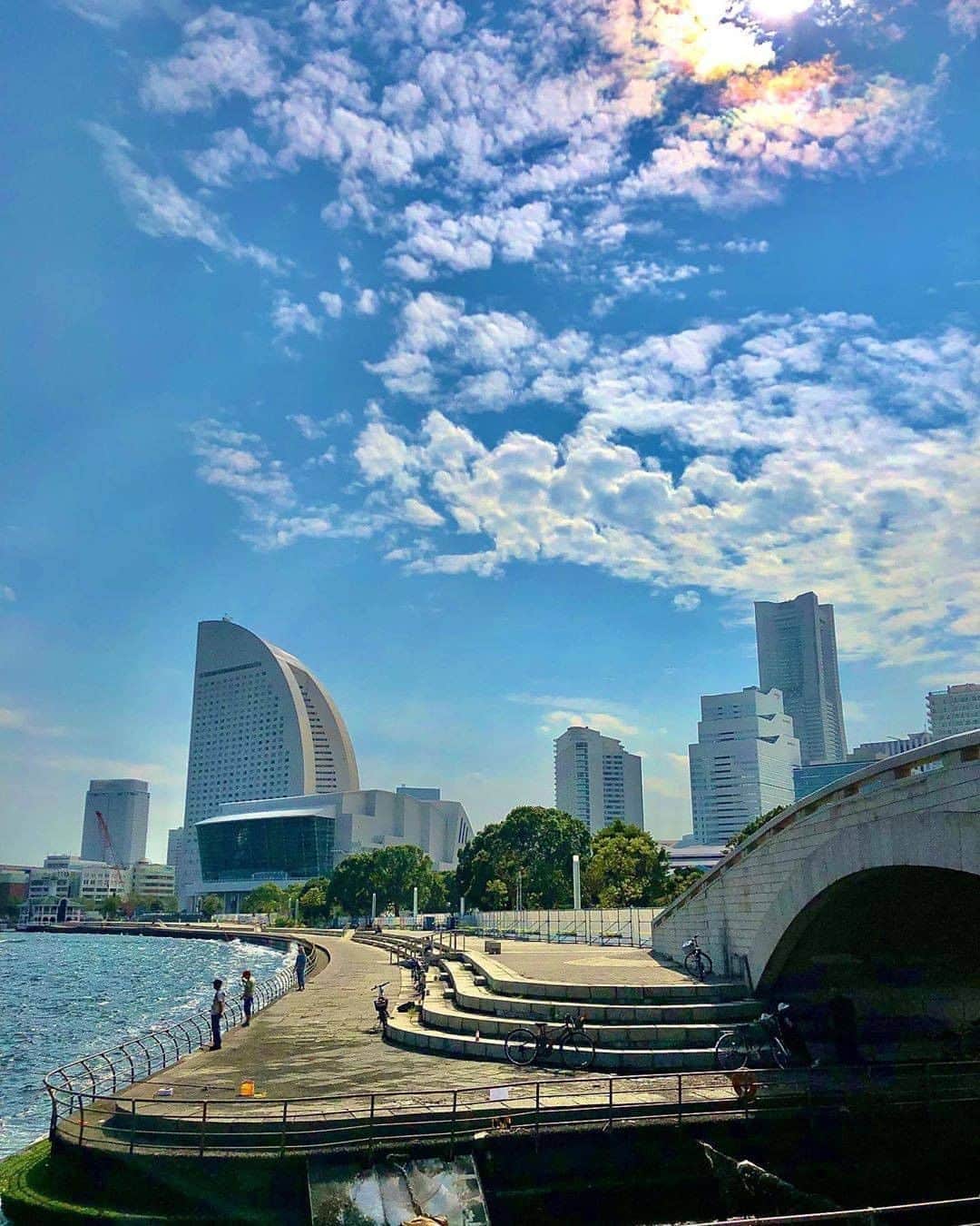 のインスタグラム：「Lovely open spaces for enjoying our seaside.﻿ Photo: @mack061﻿ #myyokohama ﻿ ﻿ #yokohama #darlingescapes #beautifuldestinations #artofvisuals #somewheremagazine #discoverglobe #travelawesome #passionpassport #lovejapan #explorejapan #japanlife #japanfocus #japan_vacations #japanrevealed #よこはま #ヨコハマ #横浜」