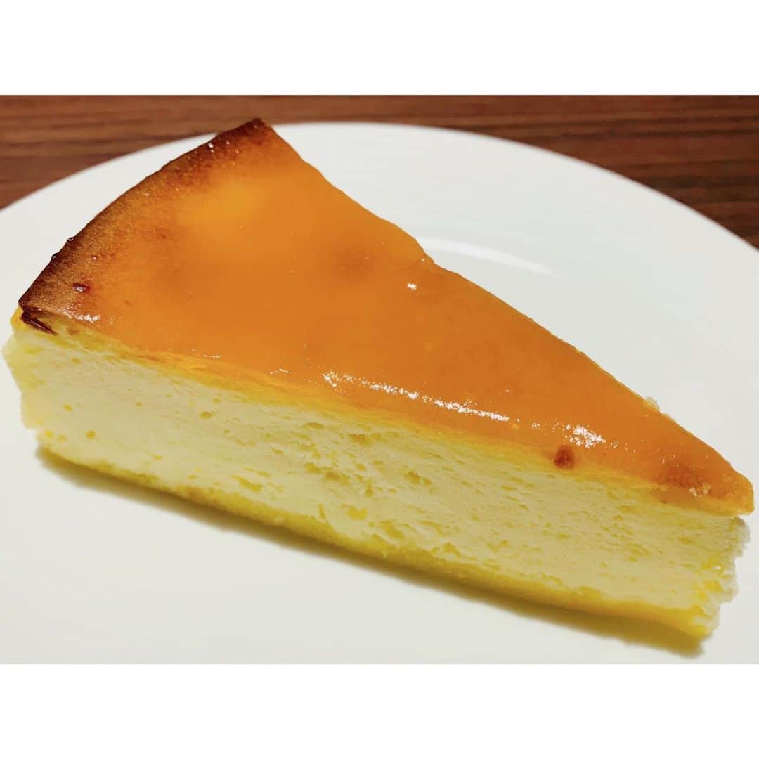 ケイン・デニスのインスタグラム：「#チーズケーキ  もうね、本当にヒルトンのチーズケーキ美味しくて、美味しくて。 どこか懐かしさもありながら丁寧で綺麗で。。。  ハッシュタグ #食レポ #食べながら携帯うつな #マナー悪い #ごめん  #大阪カフェ#ヒルトン大阪#スイーツ#」