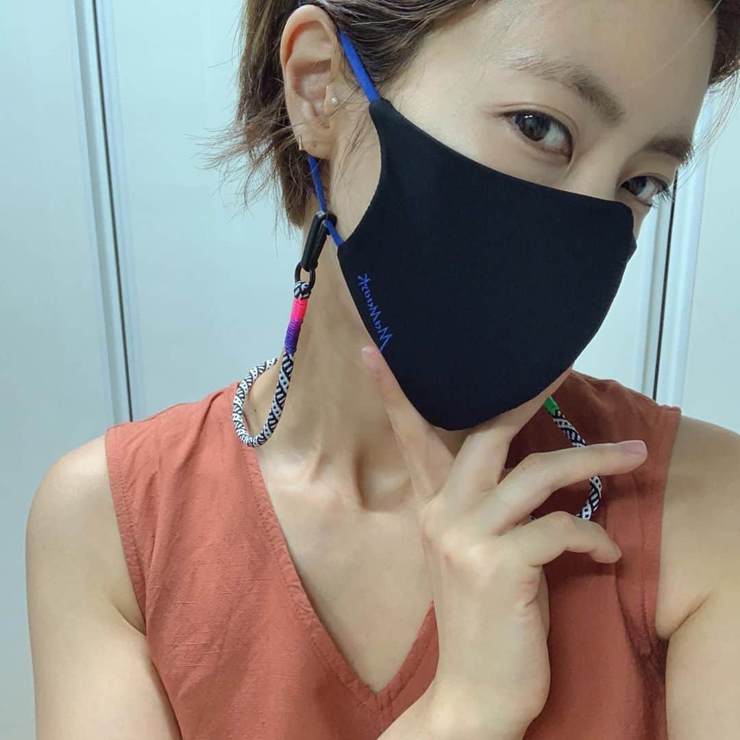 イ・ユンジのインスタグラム：「이제 널 떼어놓을수 없겠지..이 무서운 날들에, 잘.부탁해.#🙏#마마스크#mamaask#스트랩콜렉션하고싶은」