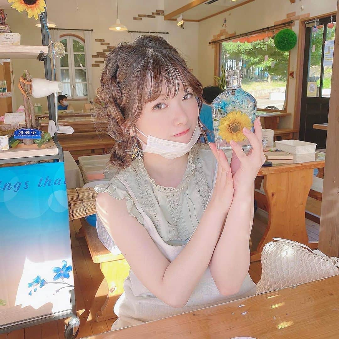 伊藤りかさんのインスタグラム写真 - (伊藤りかInstagram)「． 8万本のひまわりが 見れるひまわりフェスタに行ってきたよー🌻♡ * 今年は開花が遅いみたいで満開は8月下旬だそう⸝⋆ (私が行った時で半分ぐらい咲いてたかなぁ☺️💕) バーベキューして、 ひまわりのハーバリウムも作った！←堪能🤤笑 * きちんと換気もされていて、座る席も指定、 アルコール消毒もたくさんあったので 新型ウイルス対策はバッチリされてて安心しました◌ * #ハーベストの丘2020夏のフォトコンテスト を付けて、ひまわりの写真を投稿すると 50人以上に景品が当たる キャンペーンが8/31まで開催されてます🌿 詳しくは、 @harvesthill_sakai 🌻 * 授乳室もおむつ替えの台あったので 👶🏻くんは、終始ご機嫌さんで楽しそうでした❤︎ お子さん連れの方も多かったな〜て印象👦🏻💘 * #男の子ママ #男の子ベビー #おとこのこママ #ひまわり #ひまわりフェスタ #ひまわり畑 #ハーベストの丘 #ママコーデ #ママライフ #ママファッション #暗髪カラー #暗髪 #編み込み #編み込みアレンジ #ツインテール #ひつじヘア #帽子アレンジ #麦わら帽子 #前髪アレンジ #arrange #code #fashion #ootd #pr #hairstyle  #伊藤りか #snsクリエイター」8月22日 18時08分 - rrrika.i