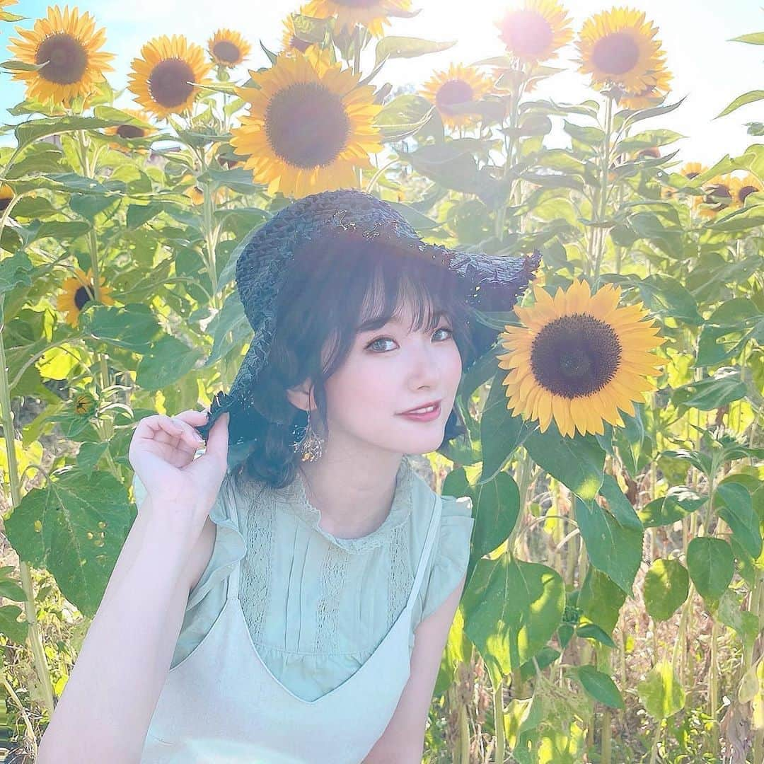 伊藤りかさんのインスタグラム写真 - (伊藤りかInstagram)「． 8万本のひまわりが 見れるひまわりフェスタに行ってきたよー🌻♡ * 今年は開花が遅いみたいで満開は8月下旬だそう⸝⋆ (私が行った時で半分ぐらい咲いてたかなぁ☺️💕) バーベキューして、 ひまわりのハーバリウムも作った！←堪能🤤笑 * きちんと換気もされていて、座る席も指定、 アルコール消毒もたくさんあったので 新型ウイルス対策はバッチリされてて安心しました◌ * #ハーベストの丘2020夏のフォトコンテスト を付けて、ひまわりの写真を投稿すると 50人以上に景品が当たる キャンペーンが8/31まで開催されてます🌿 詳しくは、 @harvesthill_sakai 🌻 * 授乳室もおむつ替えの台あったので 👶🏻くんは、終始ご機嫌さんで楽しそうでした❤︎ お子さん連れの方も多かったな〜て印象👦🏻💘 * #男の子ママ #男の子ベビー #おとこのこママ #ひまわり #ひまわりフェスタ #ひまわり畑 #ハーベストの丘 #ママコーデ #ママライフ #ママファッション #暗髪カラー #暗髪 #編み込み #編み込みアレンジ #ツインテール #ひつじヘア #帽子アレンジ #麦わら帽子 #前髪アレンジ #arrange #code #fashion #ootd #pr #hairstyle  #伊藤りか #snsクリエイター」8月22日 18時08分 - rrrika.i