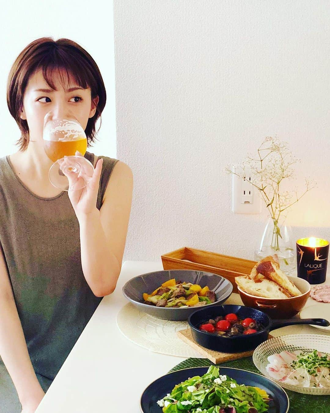 宮司愛海さんのインスタグラム写真 - (宮司愛海Instagram)「バー風お家ご飯🍸  奥から ◌砂肝パプリカ長ねぎの塩レモン炒め ◌きのことミニトマトのアヒージョ ◌真鯛のカルパッチョ ◌ベビーリーフの生ハムオレンジサラダ 作りました。楽しかった〜！ アヒージョってアンチョビペーストを足すと 美味しくなるんですね、発見✌🏻 次は和風にしよう、、  #女友達と二人 #明るいうちから🍺 #酒量は言えません ... #お察しください #小指立ちがち」8月22日 18時08分 - manami_miyaji