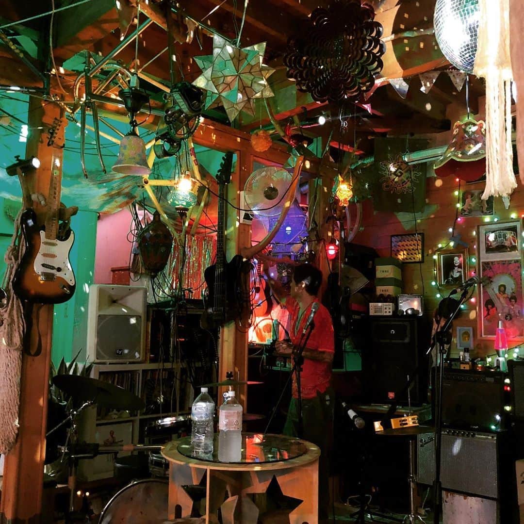 山川のりをのインスタグラム：「今夜は米子バーバーオオタニにてギターパンダライブなんですよ。20時から、2000円+D。お近くの方無理ない範囲で会いに来てアイニージュー！」