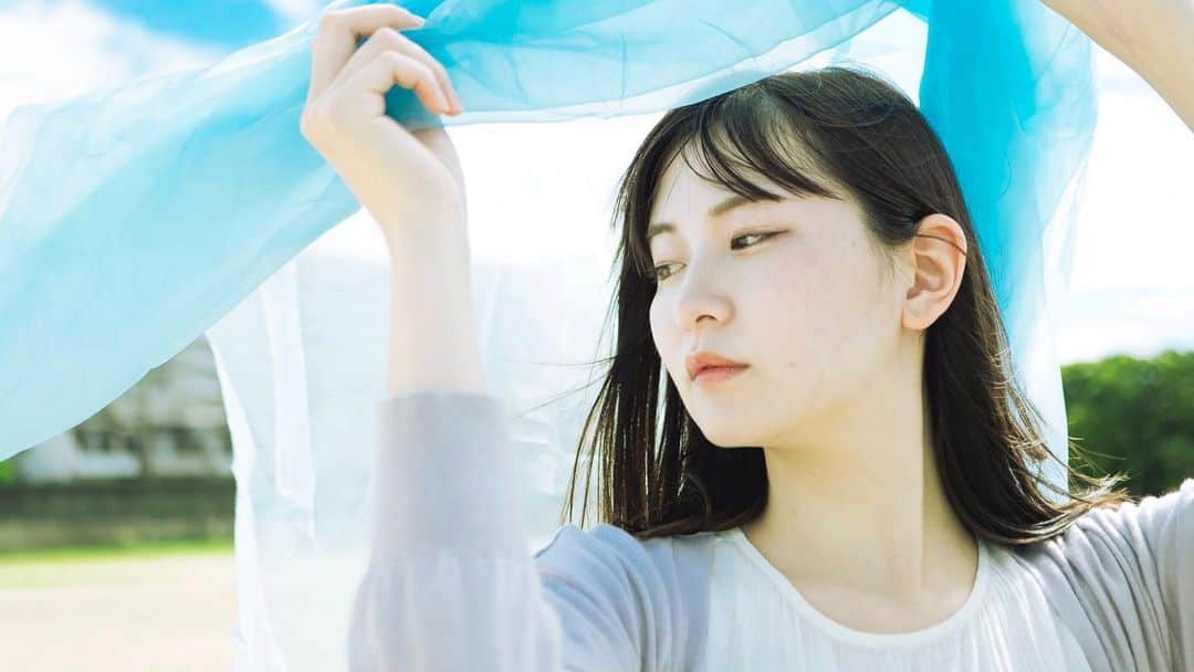 youのインスタグラム：「青、とうめい、夏  photo by @alfa155ken   #osaka #kyoto #有償モデル  #撮影会モデル #撮影依頼受付中 #撮影モデル #被写体になります #ポートレートモデル　#関西ポートレートモデル #フリーモデル関西 #フリーモデル #サロンモデル #ポートレート好きな人とがりたい #作品撮り #個人撮影会　#作品撮り #関西ポトレ　 #大阪 #京都　#浴衣ヘアアレンジ #サロンモデル　#portrait #青 #兵庫 #夏メイク #夏ポトレ　#青春」