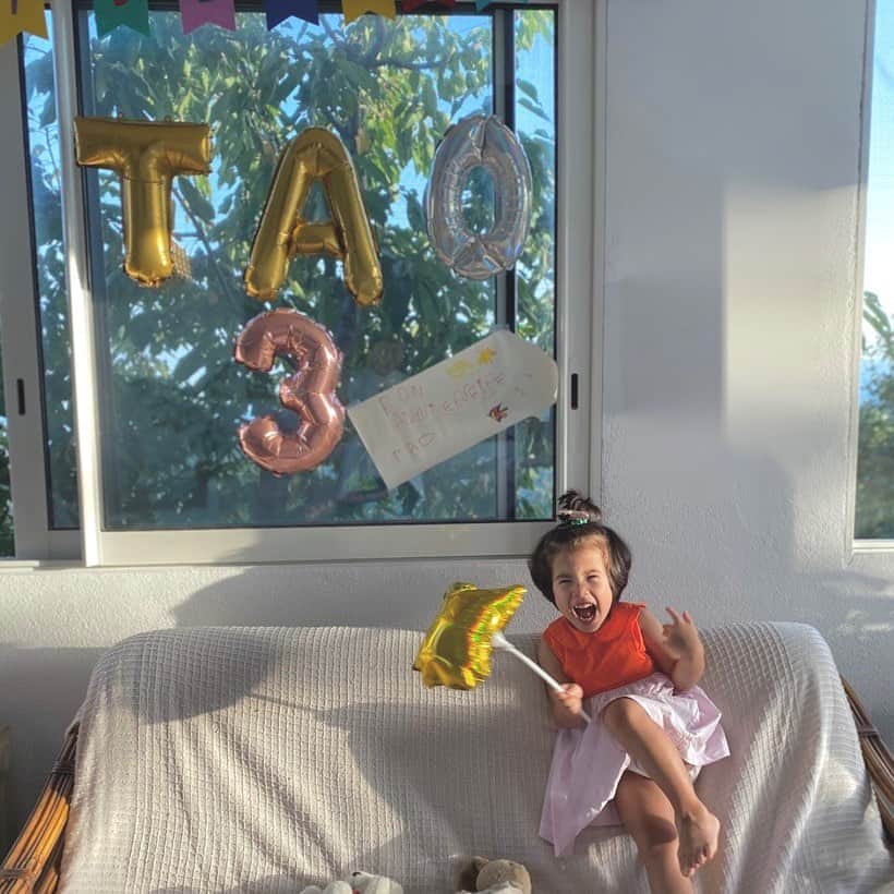 のインスタグラム：「むすめ、3歳になりました。  この人と過ごして3年、この先もまだまだずっとべったりとママっ子でいて欲しいなと思う。  3歳の彼女は、活発で子供らしく、独占欲が強く、転んでも泣かず、時に無邪気に意地悪で、でも聞き分けも良く、動物と人形が大好きな子。 いかにも3歳児らしく健全に育ってくれてありがとう。  わたしの宇宙、だいすきなむすめ、 お誕生日おめでとう。 #リストリ家の夏休み　#娘の誕生日 #birthday #daughterlove #mylove」