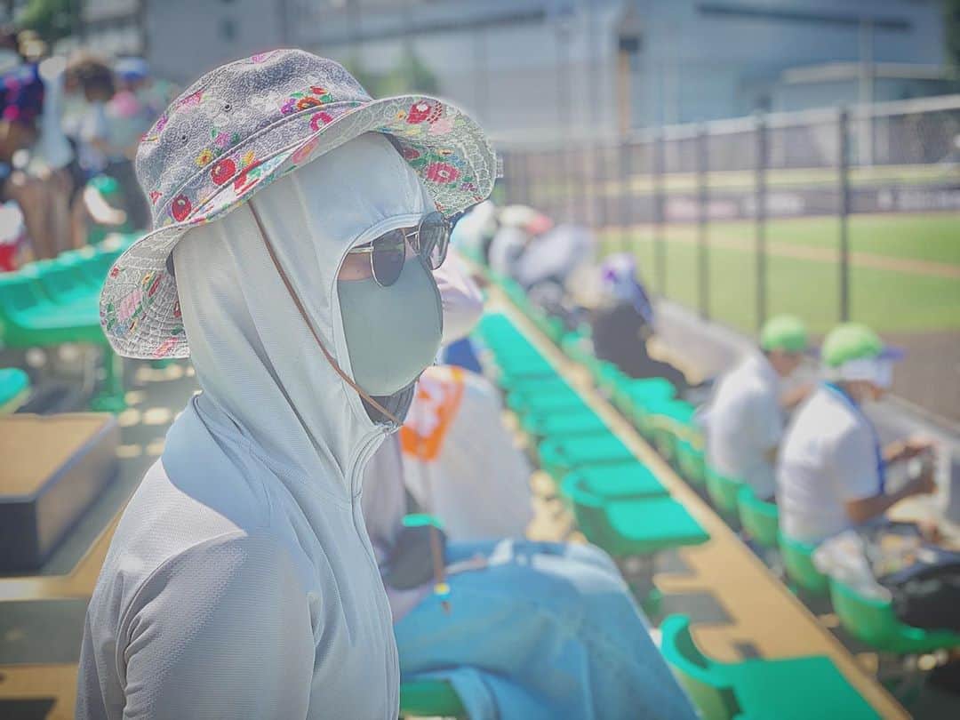 鈴木まりやさんのインスタグラム写真 - (鈴木まりやInstagram)「今年初めての野球観戦 #鎌ヶ谷スタジアム　へやっと行けましたー❤️ ソーシャルディスタンス 広くて隣に荷物置けるしいいかんじ♡ 今年は白雪姫ということで、『雪のように白い肌』でいなければいけないので 海やプールに行けないのはもちろん、例年よりも日焼けをとても気にしています。 こう見えてこの帽子　#ca4la のなんです笑　サングラスはuvカットで　#emoda」8月22日 18時13分 - mariyannu_official