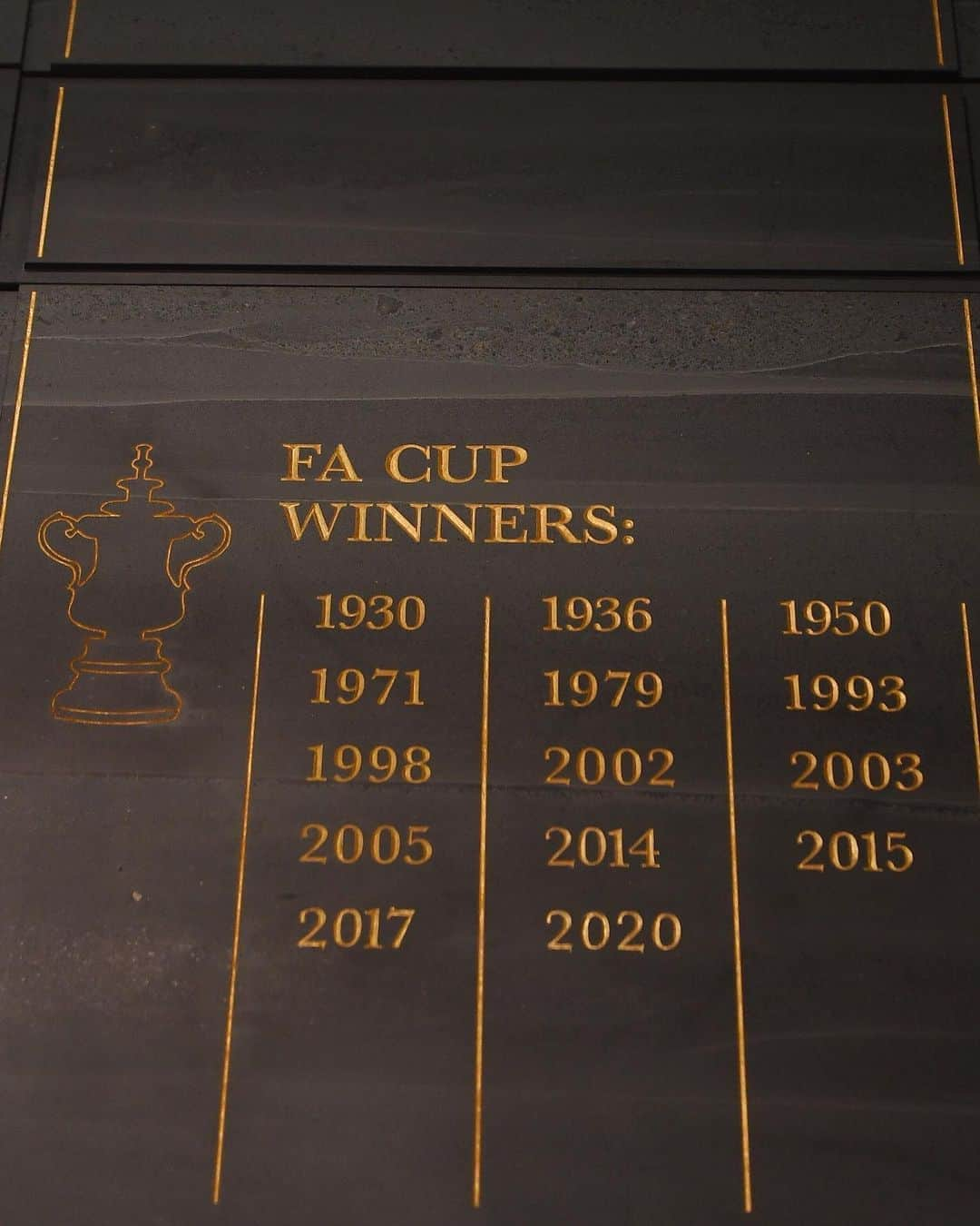 アーセナルFCさんのインスタグラム写真 - (アーセナルFCInstagram)「🖊 🏆 Earlier this week...  Swipe to see an update to the honours board   #arsenal #emiratesfacup #afc #gunners #arsenalfc」8月22日 18時14分 - arsenal