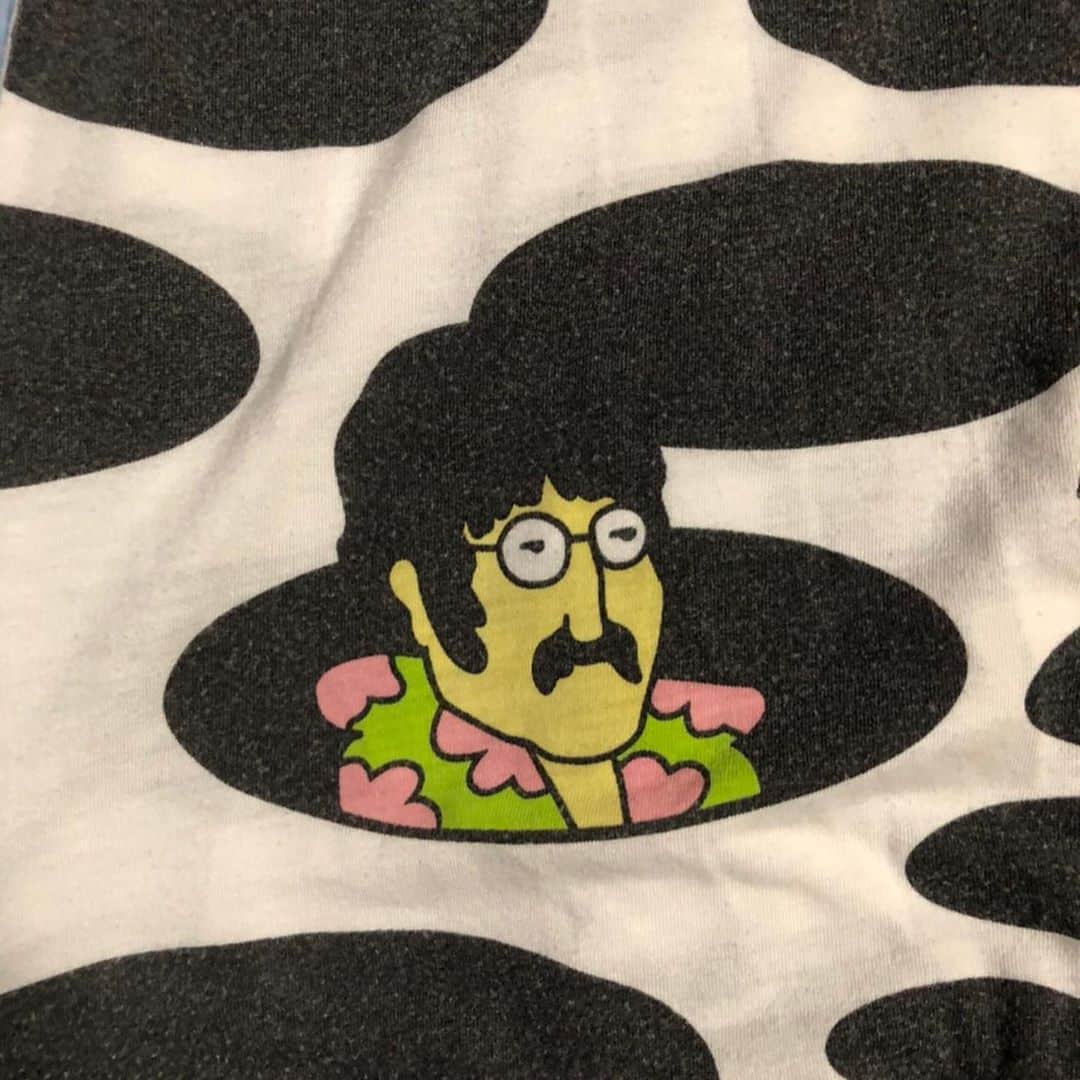 横沢ローラのインスタグラム：「「なんか、おじさんのTシャツ着てるぅ」て言われたけど、ちっがーう！これ、ビートルズだからぁ！涙 これジョンだからぁ！よれよれだけど！#ビートルズ好きな人と繋がりたい」