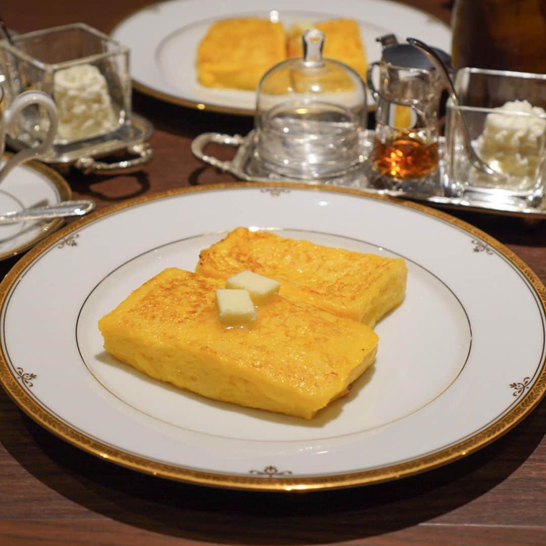 ぱんもんさんのインスタグラム写真 - (ぱんもんInstagram)「⠀  ＼東京駅のフレンチトーストꪔ̤̮♥︎ ／ ⠀ #グランスタ東京 にNEW OPEN☺︎ ⠀ #東洋軒 の ◇フレンチトーストセット 1,880円（税別） ※モーニングメニュー（8:00-11:00） ⠀ 朝から贅沢モーニングをしてきました☺︎✨ ⠀ 明治22年創業、今は三重県津市に店舗を構える 東洋軒が東京駅にオープンしました😊 ⠀ 宮内省御用達だったり、 東京駅や国会議事堂の竣工パーティーを請け負ったりと 華々しい歴史を持つ東洋軒。 それだけあって重厚感のある店内です✨ ⠀ 一晩アパレイユに漬けたフワトロ フレンチトーストが絶品でした🤤💛 ⠀ バターやクリーム、メープルもついてきます✨ 朝からリッチなひと時を過ごしたい方 是非お試しあれ☺︎ ⠀ #フレンチトースト #東京駅グルメ #東京駅 #東京駅カフェ #東京カフェ #東京駅モーニング」8月22日 18時22分 - panmon15