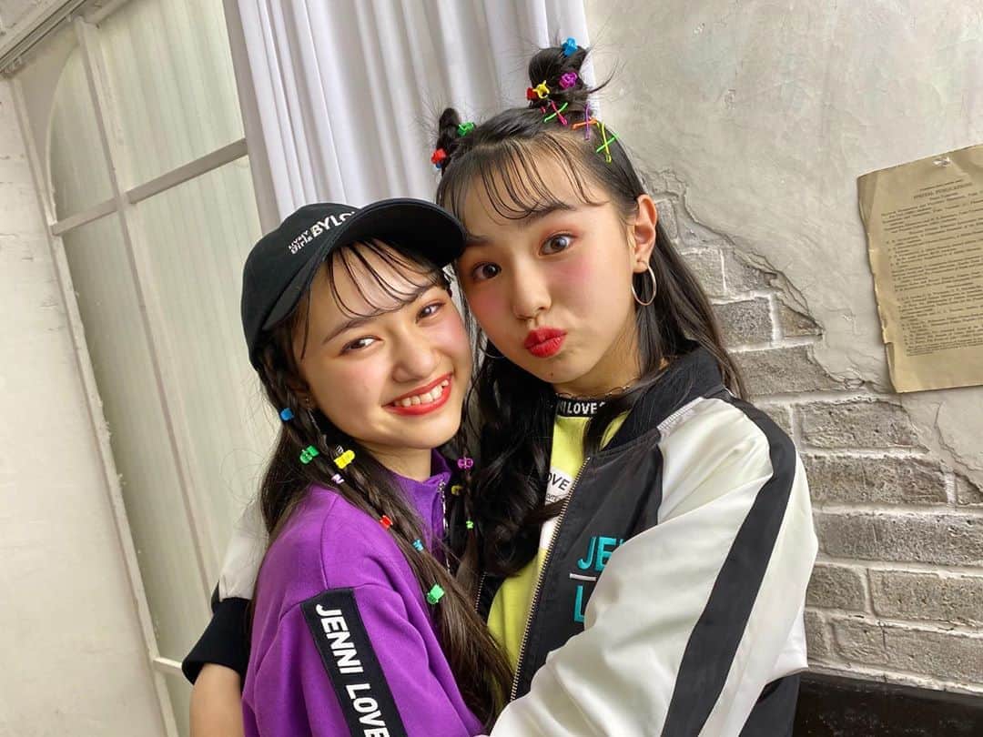 ニコ☆プチのインスタグラム：「🌈🌈🌈🌈🌈 ・ ・ 今号の表紙はハッピーがあふれて やまないこちらのおふたりさん🍋👭 ・ ・ #ニコプチ #プチモ #犬飼恋彩 #森﨑美月 #2人合わせてレもんです🍋」