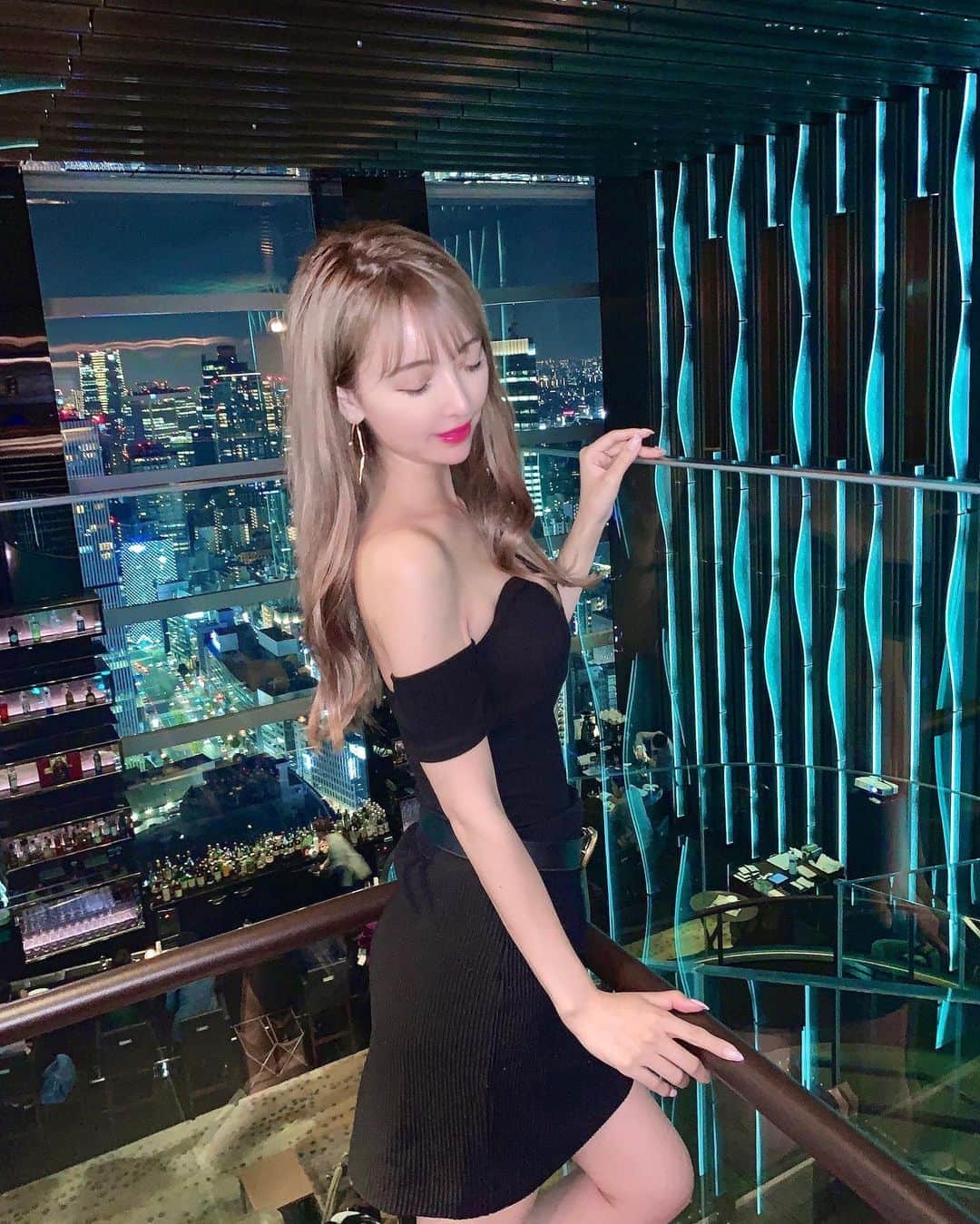 のインスタグラム：「昨日はよったんと Sky Gallery loungelevita 行ってきたよん🥺💓 . ずっと行ってみたかったの！ めちゃくちゃ綺麗〜👼💕 こんな素敵な場所が都内にあるなんて… 素敵な場所見つけて嬉しい〜！ . #skygalleryloungelevita loungelevita#ホテル#夜景#夜景デート #夜景撮影 #hotel#女子会#女子会コーデ #夜景好きな人と繋がりたい」