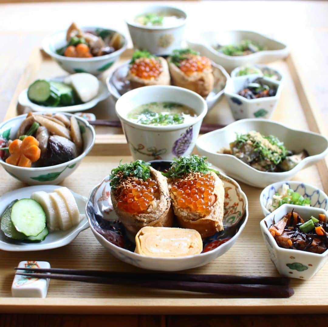 のインスタグラム：「Today's lunch 2020.08.22 ･ ･ 鮭と大葉入お稲荷さんいくら乗せ きゅうりと長芋の浅漬け ひじき煮 筑前煮 茄子と豚肉のポン酢あえ エノキの梅和え 大根と揚げのお味噌汁 ･ ･ 鮭と大葉のお稲荷さんにいくらのっけて食べました❤ ふつーにアツアツご飯に載せて食べるのも好きだけど、これも美味しい😍 鮭と大葉のご飯は、酢飯に塩鮭をほぐして大葉と胡麻を混ぜたら出来上がりです。 うちのお稲荷さんはいつもこのご飯を入れてます。 夏場はさっぱりと酢飯の混ぜご飯でこのまま食べんのもありですね✨ ･ 雷雨の前にチャリで帰って来れてよかたー🤣🤣🤣」