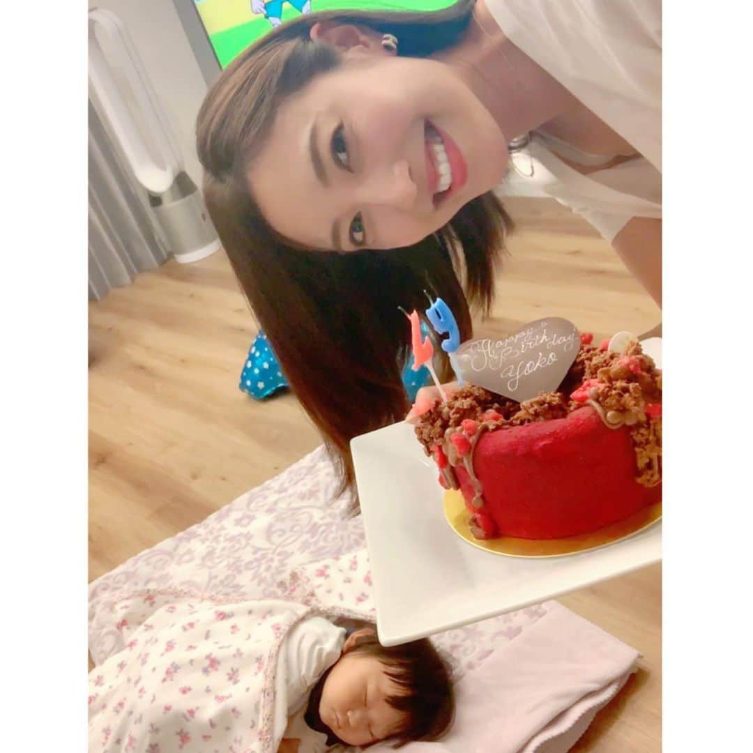 小澤陽子さんのインスタグラム写真 - (小澤陽子Instagram)「𝑡𝑣𝑟𝑛𝑒𝑑 29...☘︎  そういえば、、家族とおうちで、 私と１週間違いで『はじめての誕生日』を迎える 愛しのbabyのお祝いをしようとしたら、私もサプライズで一緒に祝ってもらっちゃいました、、！🥺💛  1歳👶🏻と、29歳🙋🏻‍♀️🎂  この子にとっては、 はじめての誕生日、、 これからが無限大♾ 夢一杯だなぁ…🌈  普段普通に過ごしているけど、 産まれてきたこと ここまで無事に健康に育ってきたこと 何かにがんばれる環境があること っていうのは有り難いことなんだなぁと感じます。  母はよく、誕生日は “日頃の感謝を伝える日” とも言っていました☻  ２０代ラスト…！😳✨ “できること”と”やりたいこと”の幅を増やして、 がんばります💪🏻🦋  今の自分に感謝して、 沢山笑って、気を付けて。 心身共に、健康でいましょう！  #いつもARIGATO☻ #誕生日は感謝の日 #ラスト２０代」8月22日 18時43分 - yoko.ozawa729