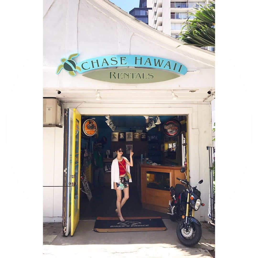 権藤朱実さんのインスタグラム写真 - (権藤朱実Instagram)「. 【Memories of Hawaii 】2017 ⚫︎ チェイス ハワイ レンタル 初めてのハワイでは自転車をレンタルしたよ♪ 歩きでは遠い場所でも・・・ 風を感じながらスイスイ行けて楽しかったな♪ レンタルして向かった先は？？？ #Hawaii #memories #travel #chasehawaiirentals #vacances #vacation #honeymoon #akephoto #akeHawaii #2017 #ハワイ #オアフ島 #チェイスハワイレンタル #旅行 #遅めの新婚旅行 #楽しすぎた #感謝 #また行きたいな #次はいつ行けるんだろう #model #satorujapan #akemigondo  #モデル #サトルジャパン #権藤朱実 →@satorujapan_official @akemigondo ☑︎プロフィールのリンクにて、blog更新中！ My blog『ake photo』 →http://ameblo.jp/akemi-gondo/」8月22日 18時35分 - akemigondo