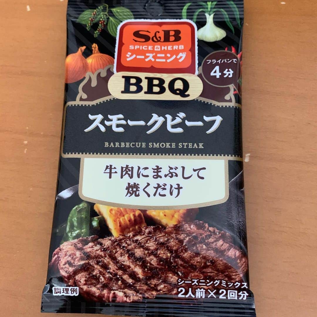 takegaeruのインスタグラム：「S&Bのシーズニングでステーキ焼いてみました🥩 確かにBBQ😋❗️ 美味しいです✨  #スモークビーフ #SB #ステーキ #steak」