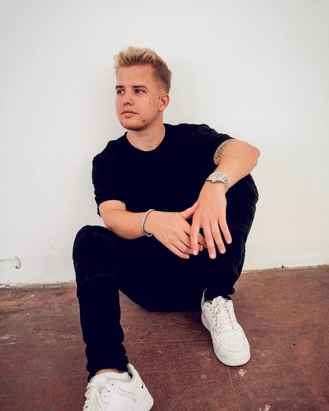 Kayefのインスタグラム：「Schönes Wochenende, Friends 🤟🏻 Auf Spotify gibt‘s jetzt die AKUSTIK VERSION zu WARUM 🎹 Hört mal rein :) Link in meiner Story!」