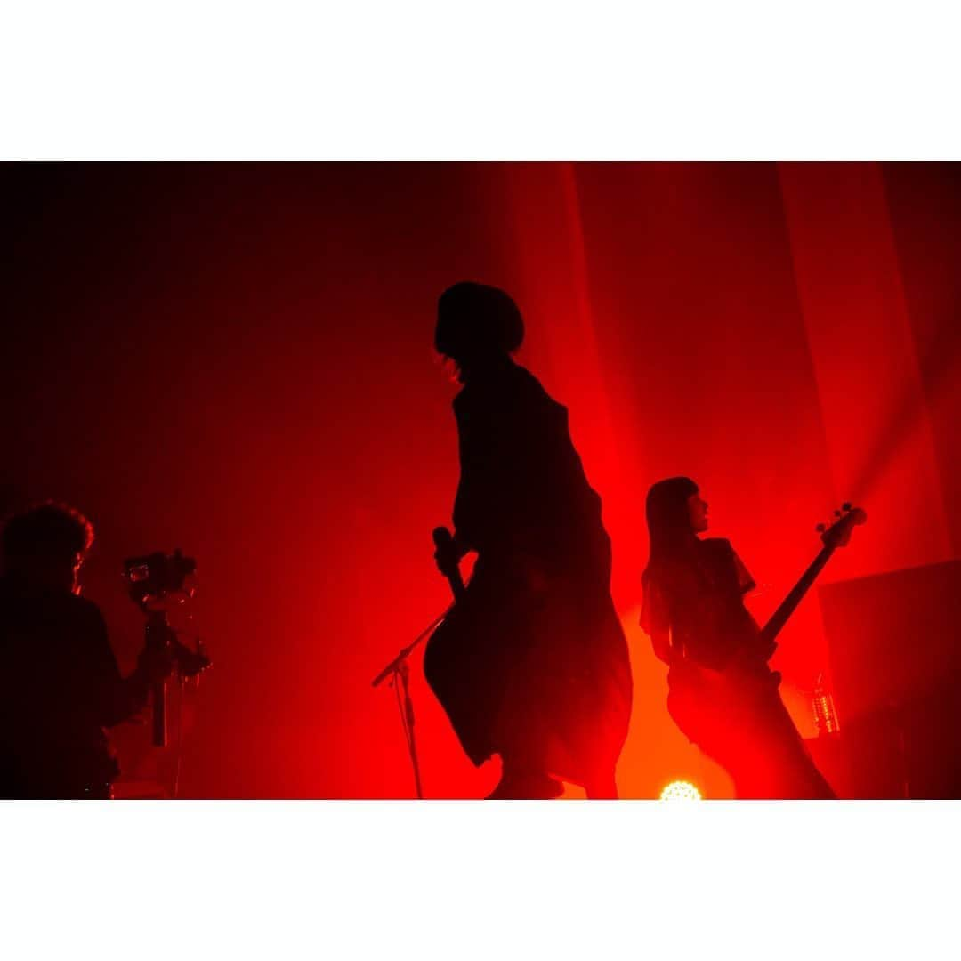 SCANDALさんのインスタグラム写真 - (SCANDALInstagram)「2020.08.21/August 21, 2020 SCANDAL WORLD TOUR 2020 “Kiss from the darkness” Livestream - 1.セラミックブルー/Ceramic Blue 2.最終兵器、君/You, the final weapon 3.瞬間センチメンタル/Shunkan Sentimental 4.夜明けの流星群/Yoake no ryuseigun 5.記念日/Kinenbi 6.NEON TOWN ESCAPE 7.下弦の月/Kagen no tsuki 8.Departure 9.ランドリーランドリー/Laundry Laundry 10.ちいさなほのお/Chiisana Honō 11.Fuzzy 12.FREEDOM FIGHTERS 13.Tonight 14.マスターピース/Masterpiece 15.A.M.D.K.J. 16.テイクミーアウト/Take Me Out 17.Flashback No.5 18.SCANDAL BABY 19.月/Tsuki ［EN］ EN1.Living in the city EN2.SPICE #scandal #kftd #scandal14周年 photo by @takeshiyao」8月22日 9時50分 - scandal_band_official