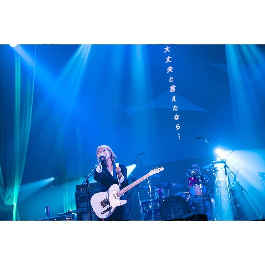 SCANDALさんのインスタグラム写真 - (SCANDALInstagram)「2020.08.21/August 21, 2020 SCANDAL WORLD TOUR 2020 “Kiss from the darkness” Livestream - 1.セラミックブルー/Ceramic Blue 2.最終兵器、君/You, the final weapon 3.瞬間センチメンタル/Shunkan Sentimental 4.夜明けの流星群/Yoake no ryuseigun 5.記念日/Kinenbi 6.NEON TOWN ESCAPE 7.下弦の月/Kagen no tsuki 8.Departure 9.ランドリーランドリー/Laundry Laundry 10.ちいさなほのお/Chiisana Honō 11.Fuzzy 12.FREEDOM FIGHTERS 13.Tonight 14.マスターピース/Masterpiece 15.A.M.D.K.J. 16.テイクミーアウト/Take Me Out 17.Flashback No.5 18.SCANDAL BABY 19.月/Tsuki ［EN］ EN1.Living in the city EN2.SPICE #scandal #kftd #scandal14周年 photo by @takeshiyao」8月22日 9時50分 - scandal_band_official