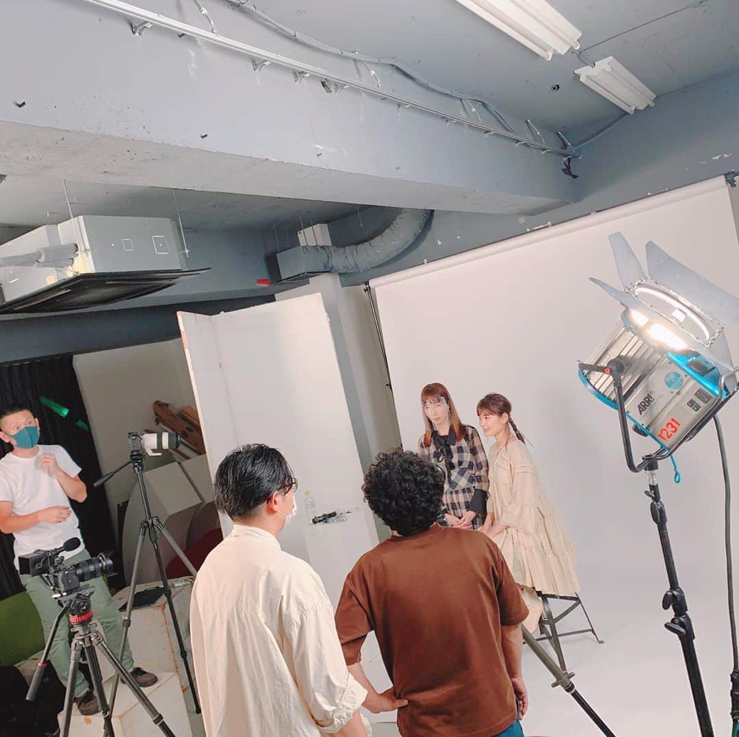 高橋里帆のインスタグラム：「昨日は８月２７日 @sweet_editors  のイベントの動画を収録しました✨ とても楽しい現場でした〜🎵  細かい詳細はまたアップしますね🧡  お楽しみに〜🎵  #sweet#ヘアーメイク#動画#フェイスシールド#コスメ#化粧品#高橋里帆メイク」