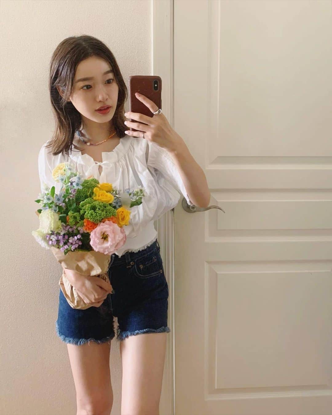 猪鼻ちひろのインスタグラム：「💐🌿🌷 ひとつずつ選んだお花と、ネックレスの色味が一致◎ お花たちも、MemoriesもMelodyも、 たくさんの色を入れてもまとまりがあって 可憐でどこか懐かしくて、好き♡ #ちひろのお花 #ちひろのお洋服」