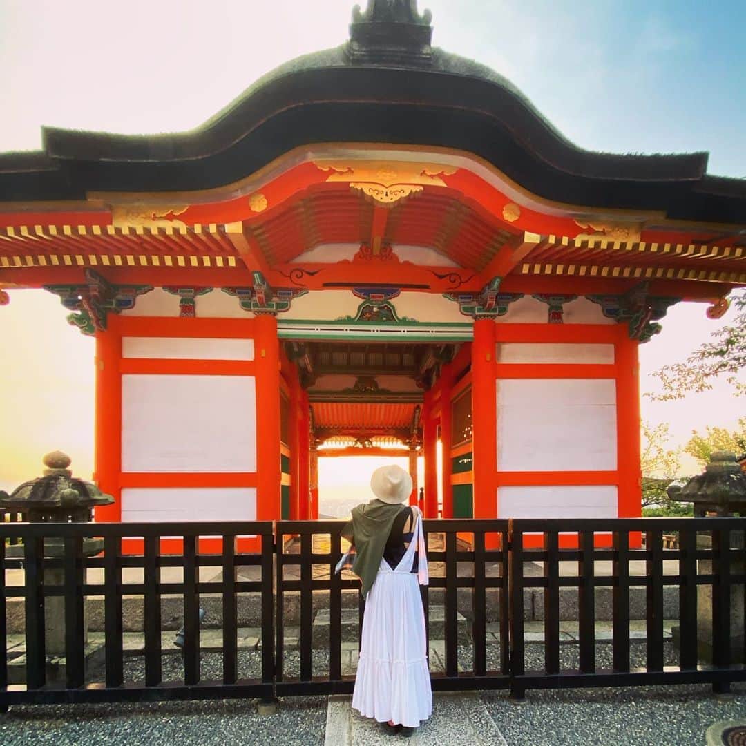 西山茉希さんのインスタグラム写真 - (西山茉希Instagram)「夕陽を探しに清水寺。  #神社巡りは午前にいく #いつもを変えてみた  変えてみてよかった。  ここでの時間だけは二人旅だった。 気づいたら二人旅になってた。  #清水寺が人生の庭なお父さん #スペシャルコース  本堂で隣になった。 お寺の方だと思って話しかけた。 優しく応えてくれた。  #正体はわからなかった #知らなくてよかった #でも最後に聞いてみた #商店街のボスだった #😂😂😂  たくさんベスポジな写真を撮ってくれた。 お父さんのカメラで。  隙を見て携帯を渡すタイミング。 探すのが楽しかった。  #😂😂😂  夕陽は撮るよりも目の前にキラキラしてて、 あっとゆうまに山の中。  瞑想をするんだって。 なんでも教えてくれた。 写真のために切って欲しい桜の枝まで教えてくれた。  #また秋に来てくださいね #またねが嬉しいさよならをした日 #清水寺  素敵なだけじゃなくて、 楽しさがプラスされた。」8月22日 9時52分 - maki.nshiyama50