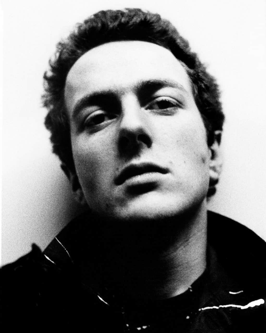 のインスタグラム：「Happy Birthday to the one and only Joe Strummer.  Photo courtesy Julian Yewsall & @joestrummerofficial」