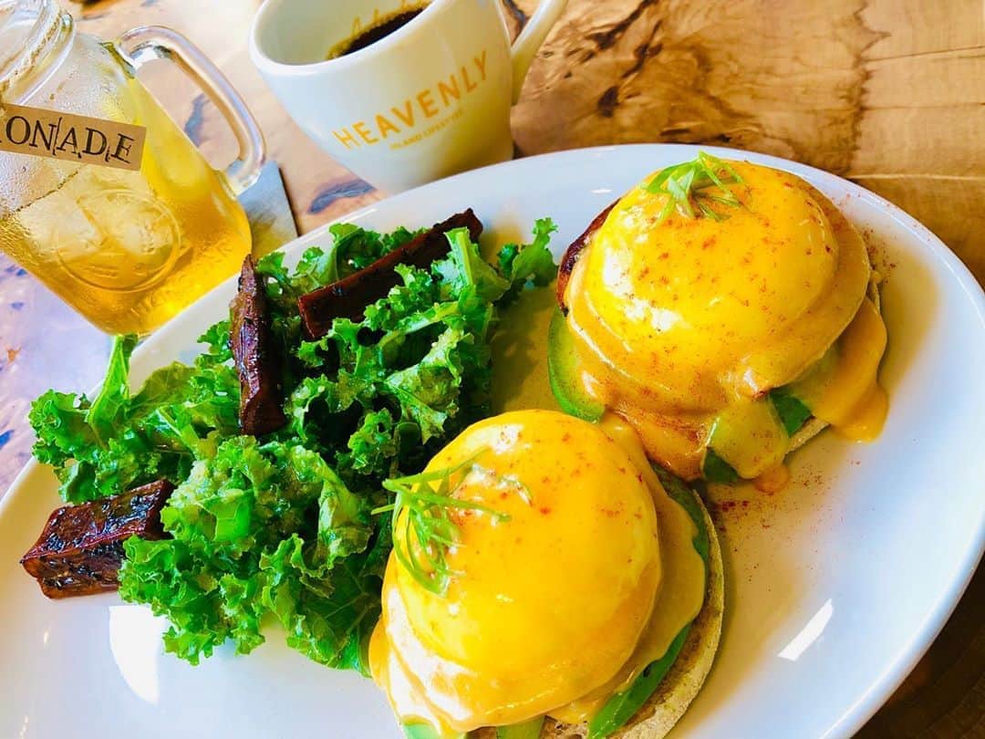 マイケル富岡のインスタグラム：「究極のエッグベネディクト…らぶ♡ heavenlyにてaloha♪そうだ‼︎ 8月23日 テレ東系 22時〜『有吉ぃぃeeeee!』にて我が家で珍プレイ⁈ 是非ご覧ください #myfavorite  #eggbenedict #love #aloha #heavenly #heavenlydaikanyama #kawaii #family #resort #beach #surf #actor #actorslife #shooting #hawaii #local #islandvibes #マイケル富岡 #俳優 #タレント #リゾート #summer #jill #撮影 #islandlifestyle #waikiki」
