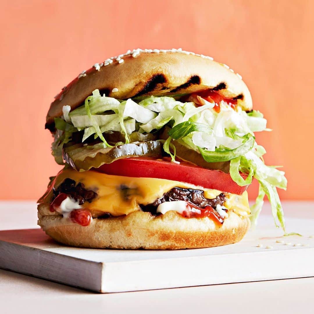 マーサ・スチュワートさんのインスタグラム写真 - (マーサ・スチュワートInstagram)「There’s nothing more classic than a burger that’s fresh off the grill and piled high with all the fixings. Take your diner-inspired cheeseburger to new heights with melty American cheese, juicy tomatoes, dill pickle slices, and shredded iceberg lettuce. Grab the full recipe at the link in bio. 📷: @armandorafaelphotography」8月22日 10時07分 - marthastewart