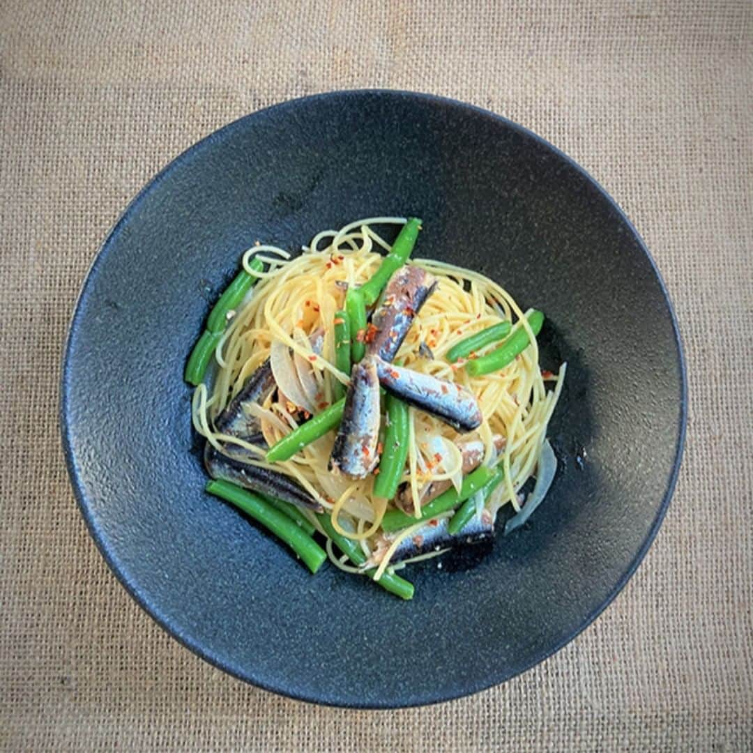 Courtyard by Marriott Tokyoのインスタグラム：「ラヴァロック　ランチ 11:30～14:30（L.O.14:00) 平日 🍽️--6種類のランチセット。8/24の週替わりパスタはオイルサーディンのぺペロンチーノ！1,000円税別😋 贅沢にもオイルサーディンの姿そのままに、あざやかなグリーンの隠元豆の歯ごたえが楽しめるシェフおすすめのパスタです。🍝🐟 #ランチ #日本橋 #銀座 #レストラン #オイルサーディン #オフィスランチ #ホテル #東京駅 #京橋グルメ #京橋 #ペペロンチーノ #ランチ #東京 #マリオット #ランチセット #丸の内ol #東京駅 #京橋グルメ #京橋 #東京 #丸の内 #OL #美味しい #tasty #アメリカン  #パスタ #Pasta」