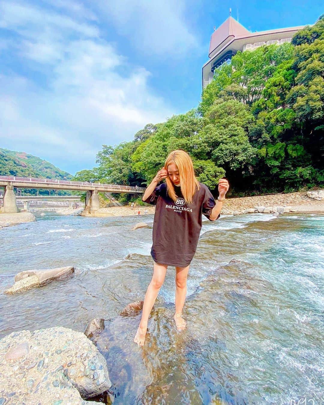のインスタグラム：「🌞🌈🍧💕🍦❤️. * 💓おはようございます💓. 暑過ぎて足だけ川に…♡♡♡. 脚元を冷やすだけでも涼しくなる🎐✨. #river #japan #follow #me #hakone #travel #travelphotography #instatravel #travelgram #trip #川遊び #箱根 #좋아요 #팔로우 #팔로미 #셀카 #셀스타그램 #여행 #여행스냅 #일본여행 #여행스타그램 #물놀이 #goodmorning #箱根湯本 #箱根温泉 #箱根旅行」