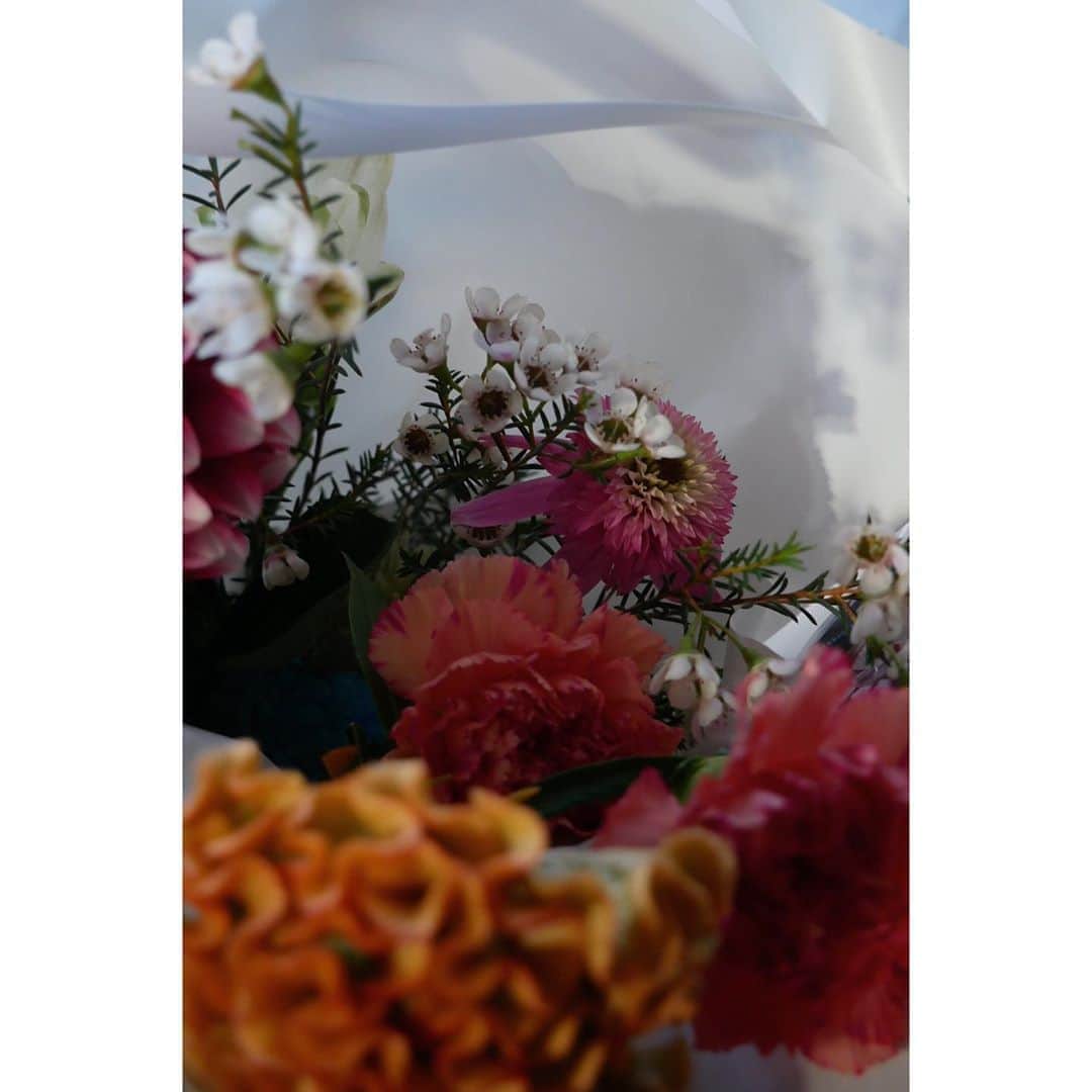eriさんのインスタグラム写真 - (eriInstagram)「うちの会社のズーちゃんのお誕生日とハナちゃんの退職日だったので、会社に行く前にちぴ @ochiyasutaka @diligenceparlour のところに寄ってお願いしてたお花を取りに行った。  ついでに会社に飾る花も受け取ったから車の中が花だらけで楽しいことになった🌹🌼🌿  ディリジェンスパーラーの花束のかわいいところのひとつは花の名前が印字された小さな紙がついてくることだよ。」8月22日 10時19分 - e_r_i_e_r_i