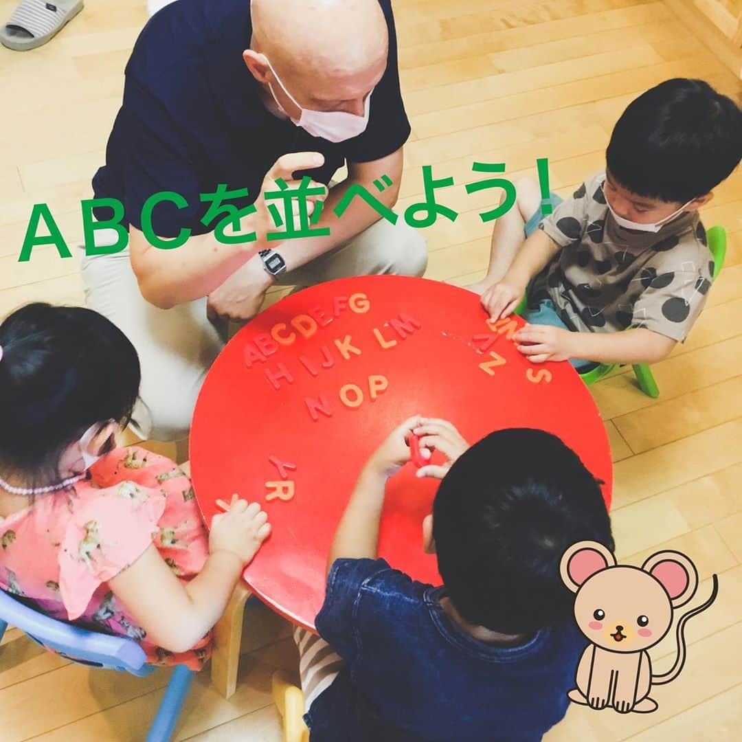 ユーロ英会話クラブのインスタグラム：「昨日のキッズクラスです☘﻿ ﻿ ＡＢＣ、分かるかな？﻿ ﻿ 楽しく遊びながら覚えましょう😀﻿ ﻿ ＝＝＝＝＝＝＝＝＝＝＝＝＝＝﻿ サチフル英会話クラブ﻿ http://sachifull.com/﻿ ☎0561-58-9450（代表） ﻿ 長久手本校 (長久手アピタ北側出口　徒歩1分)﻿ ●ベビークラス●キッズクラス●大人クラス﻿ 東浦校 (石浜駅　徒歩3分)﻿ ●キッズクラス●大人クラス﻿ ＝＝＝＝＝＝＝＝＝＝＝＝＝＝ ﻿ ﻿ #英語 #英会話 #英会話教室 #英会話スクール #キッズ英会話 #英語の勉強 #べびー #ベビー #子供 #子ども #キッズ #小学生 #中学生 #子連れ #子連れママ #ママ #初級 #超初級 #英会話初心者 #子供英会話 #海外旅行 #海外赴任 #留学 #instastudy #長久手 #東浦 #サチフル英会話クラブ #サチフル #alphabet #abc」